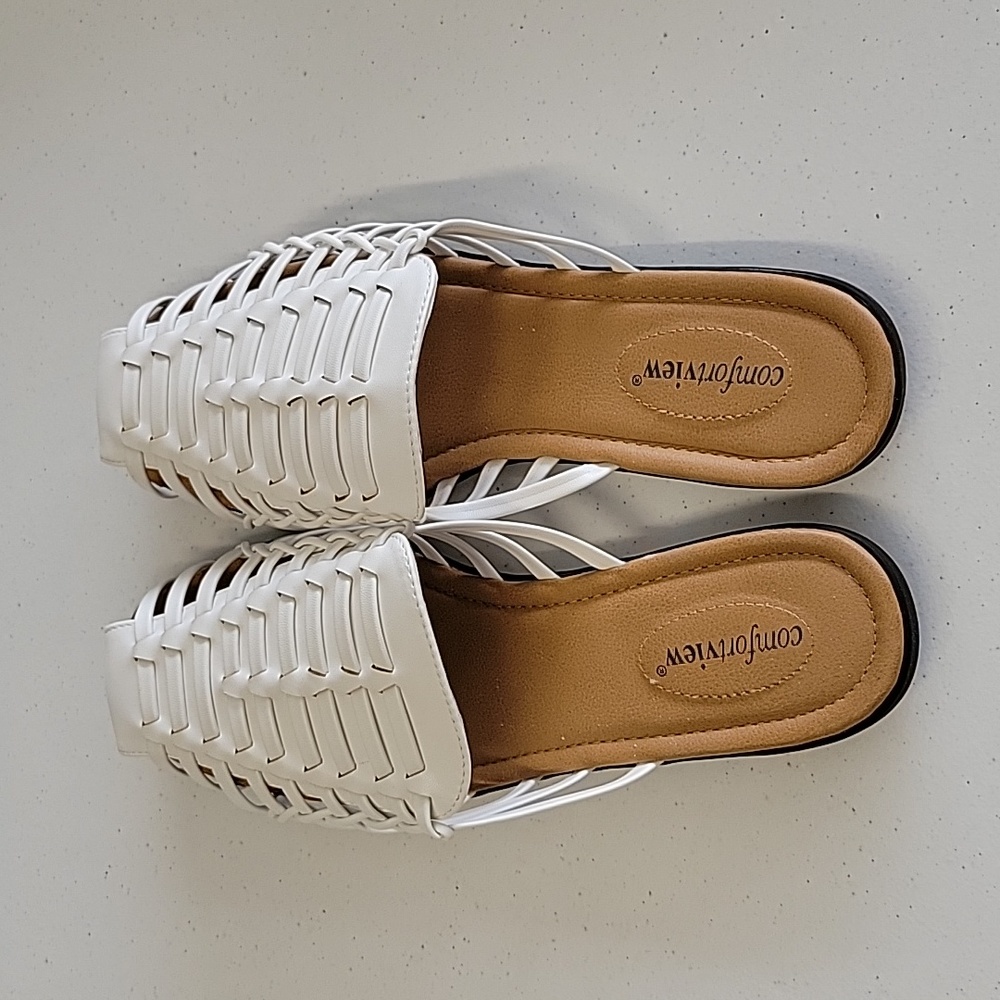 Women's Comfortview slip on Sandals. White, 11 Wide.